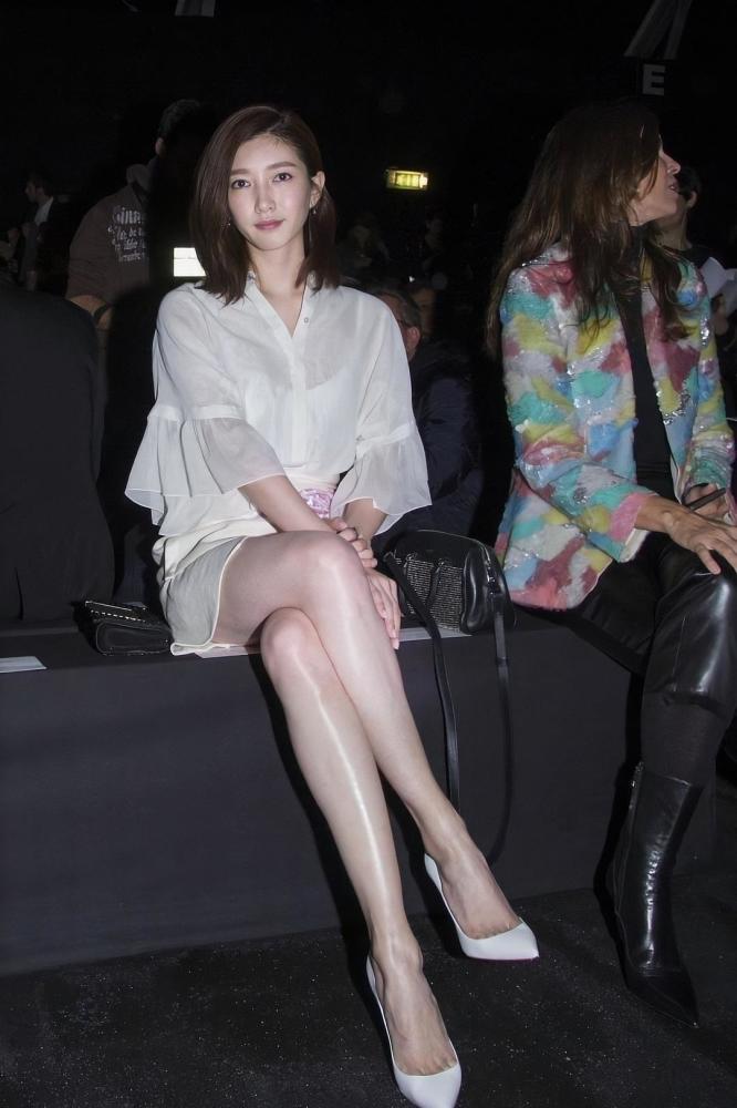江疏影最新时尚照展现魅力女神风采