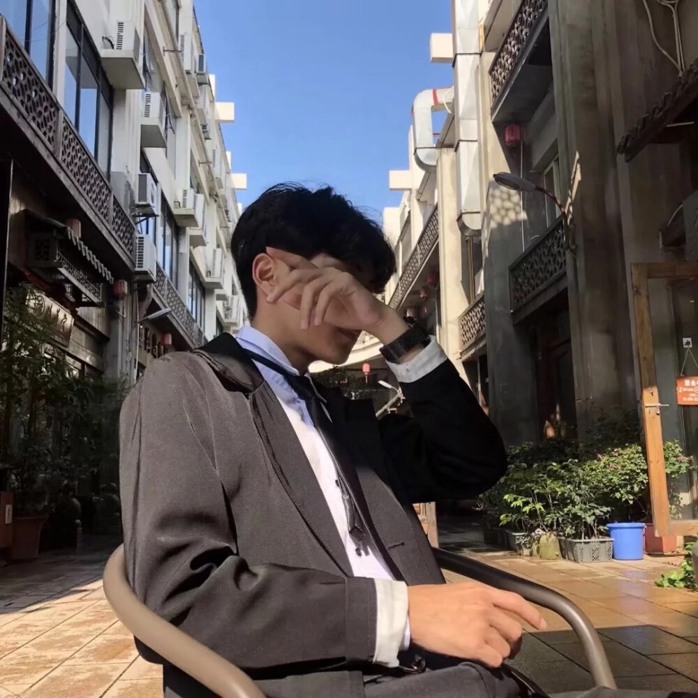 最新潮流男士头像与小巷深处的特色小店探秘